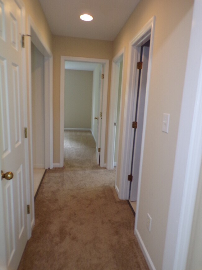 Building Photo - 1425 Hammerhill Rd
