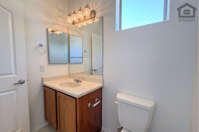 Building Photo - 4Bed/2.5 Bath House at Greenway/75th Ave! Ready for Immediate Move-In! -- Gated Community!