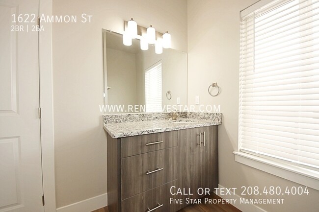 Building Photo - Stunning 2 Bedroom End Unit Townhome, Buil...