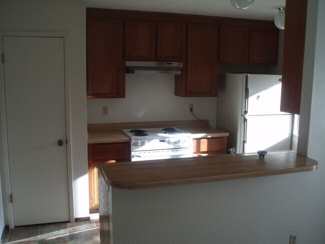 Building Photo - Walk to UC