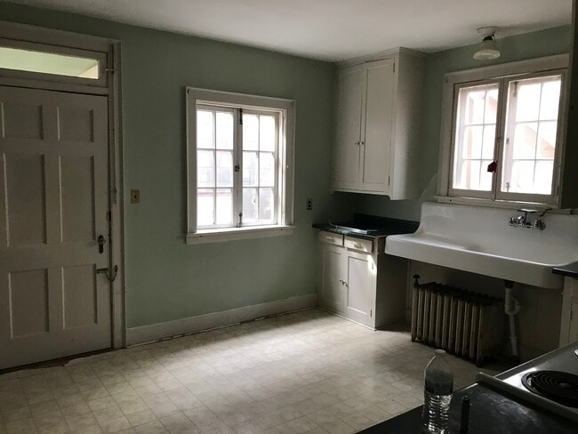 Kitchen - 118 W Chestnut St