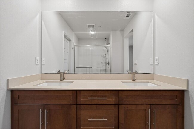 Building Photo - 3-Bed + 3.5-Bath Townhouse | Springville | Camarillo | Unfurnished