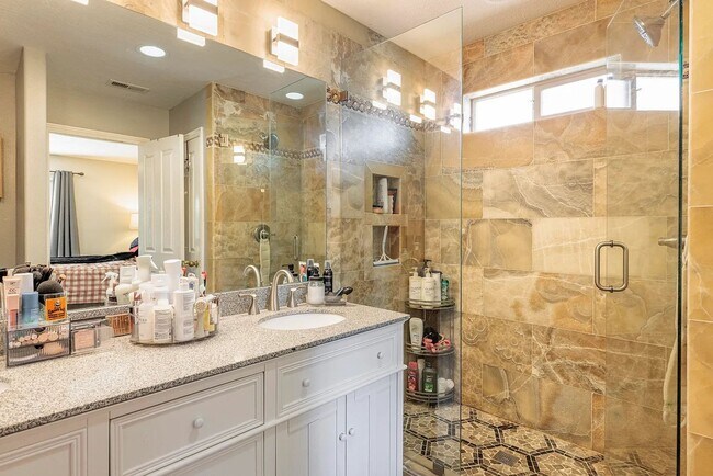 Building Photo - Stunning 4 Bedroom Home in St. George! Pet...