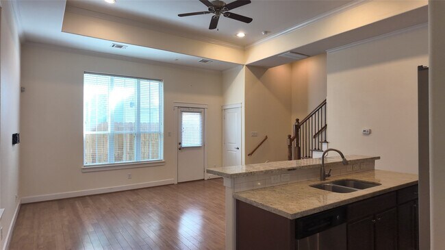 Building Photo - 902 W 20th St