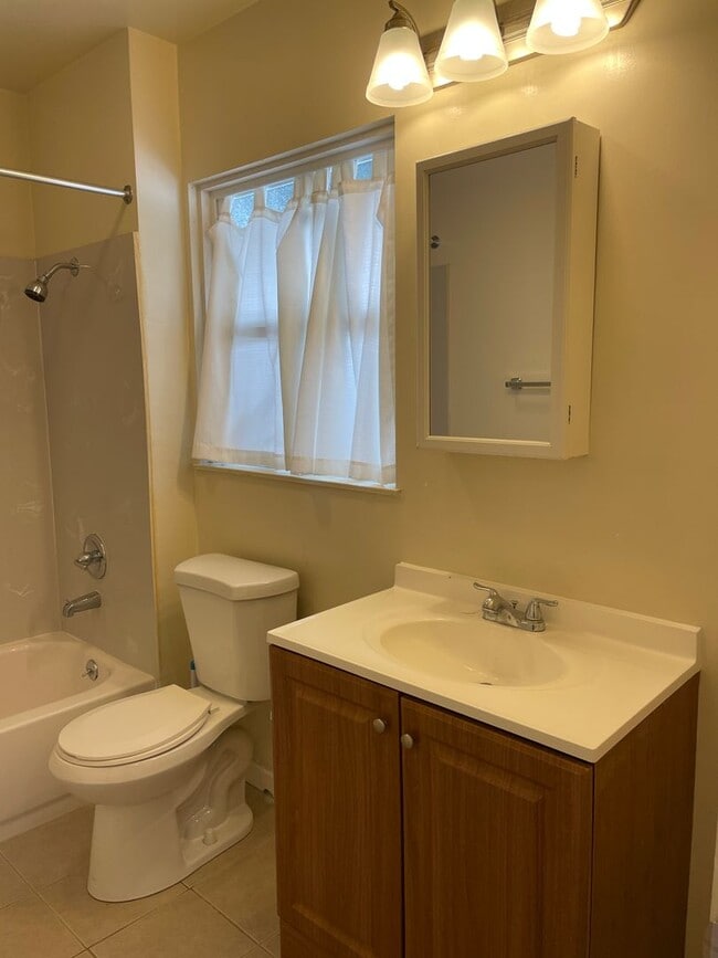 Building Photo - 655 Oakland Ave