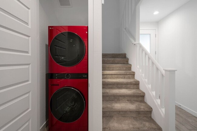 Building Photo - Like New Luxurious Modern 3 Bedroom 2 Bath Townhome in Warner Meadows
