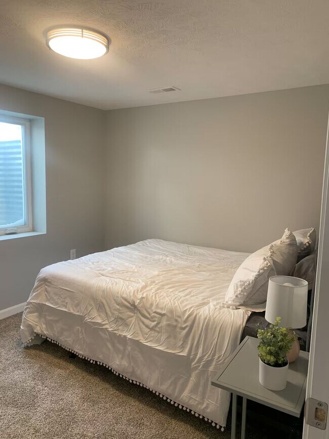 Building Photo - Spacious 5 Bedroom Available