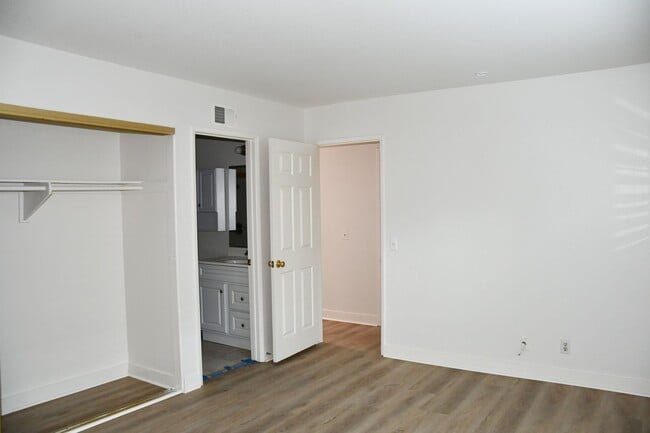 Building Photo - 1271 N Mosswood Dr