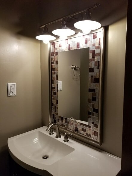 Family bath - 2781 19th Ave NE