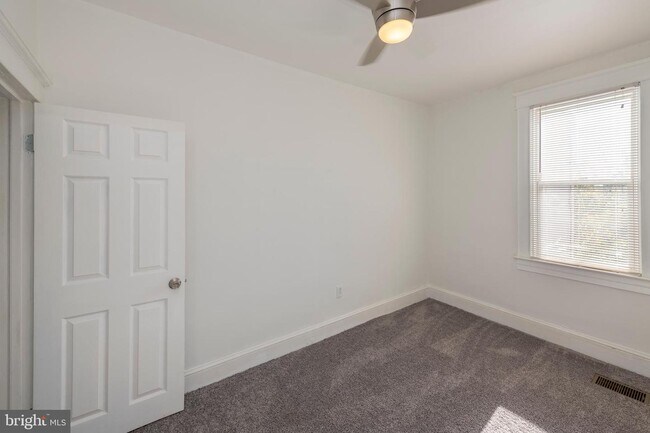 Building Photo - 3317 W Garrison Ave