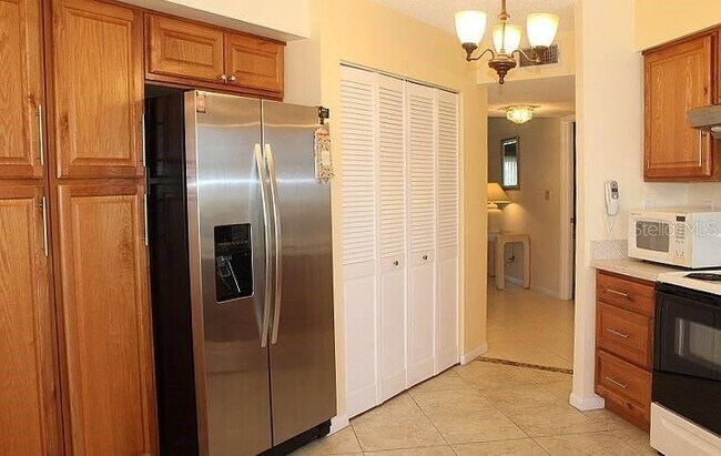 Building Photo - 5900 Bahia Del Mar Cir N