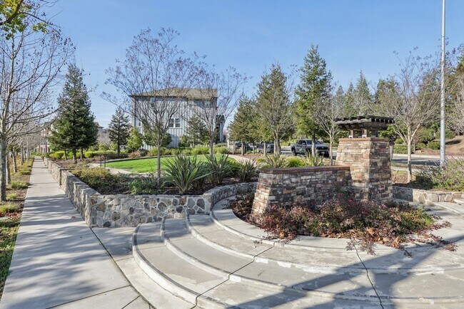 Building Photo - Beautiful Corner-Unit Townhome Near Downtown – 4 Bed | 3 baths