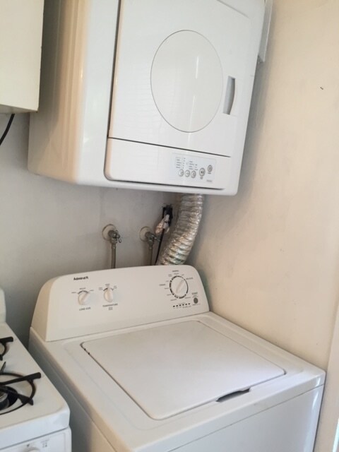 Private washer and dryer - 3121 Alma St