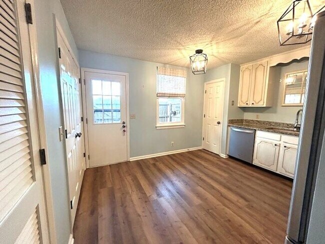 Building Photo - Townhome - 2 Bedroom 1.5 bath