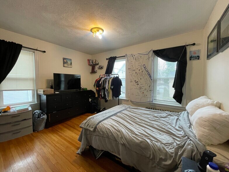 Building Photo - 67 Fairbanks St