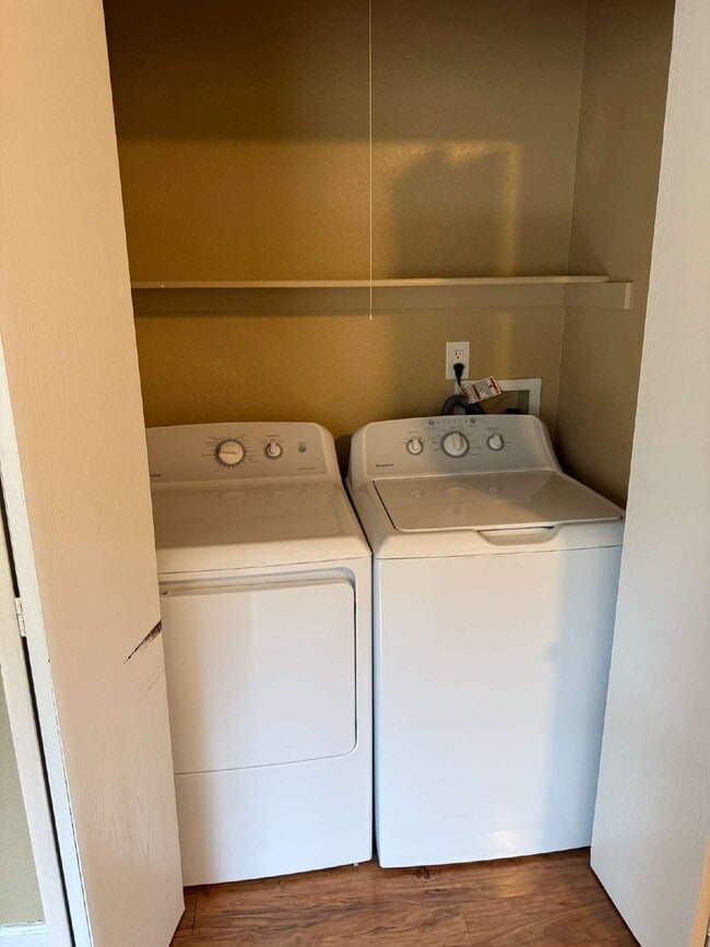 Building Photo - Newly Updated 2 Bedroom 1 Bath Condo Close to Downtown Elizabeth!