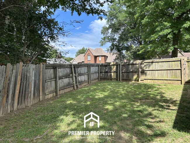 Building Photo - Large 5BR/3.5BA Home in 38125 | 2,541 Sq Ft, Vaulted Ceilings & Covered Patio