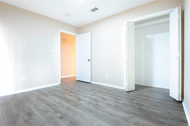 Building Photo - 11030 Petworth Dr