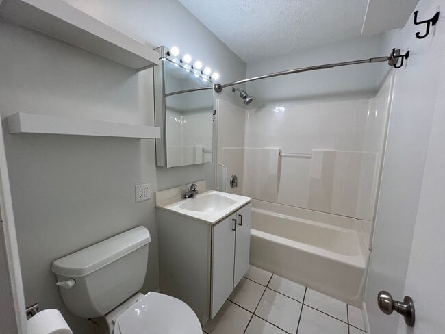 Building Photo - The Little Bungalow of Your Dreams Near East Bay! 2BR / 1BA Long-Term Rental