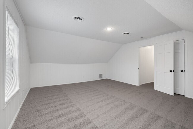 Building Photo - 5 bedroom 3 bath in Covington recently renovated just off the town square