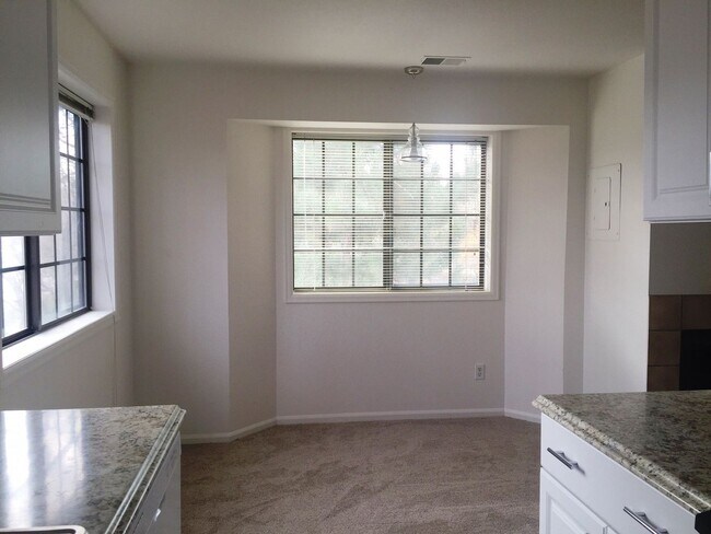 Building Photo - 2-Bedroom Condo in Northeast Boulder's Kin...