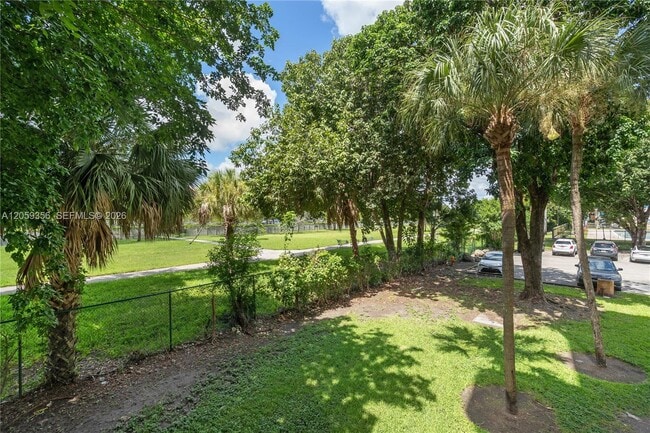 Building Photo - 9320 Fontainebleau Blvd