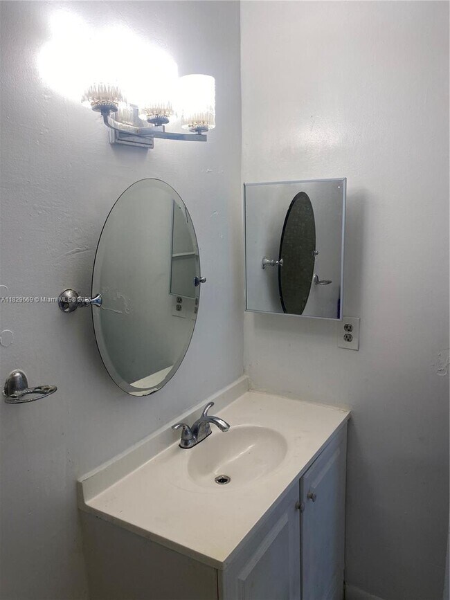 Building Photo - 205 NE 141st St