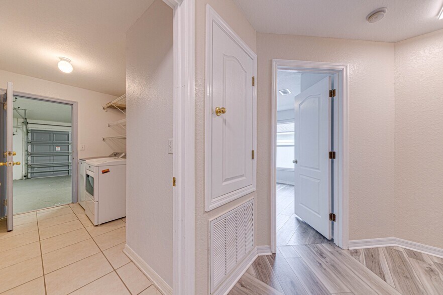 Building Photo - 1176 Lake Pl Ct