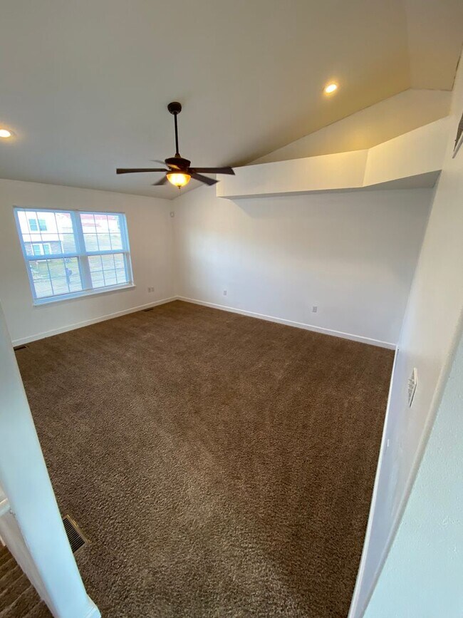 Building Photo - Beautiful 4 Bedroom, 3 Bathroom Split Leve...