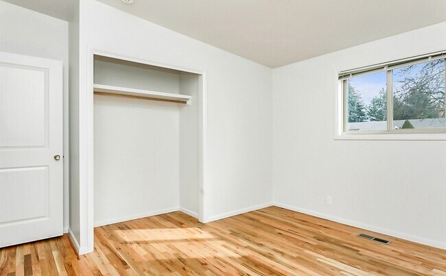 Building Photo - Beautiful 4 bedroom, 2 bath home in Southe...
