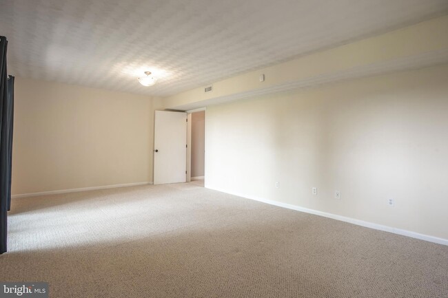 Building Photo - 1619 Summit Dr