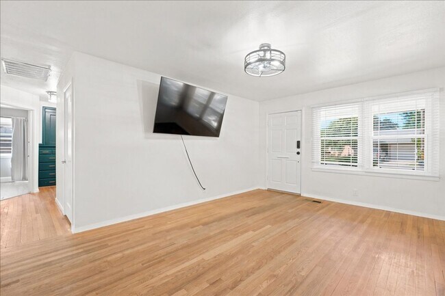 Building Photo - 601 Poplar Ave