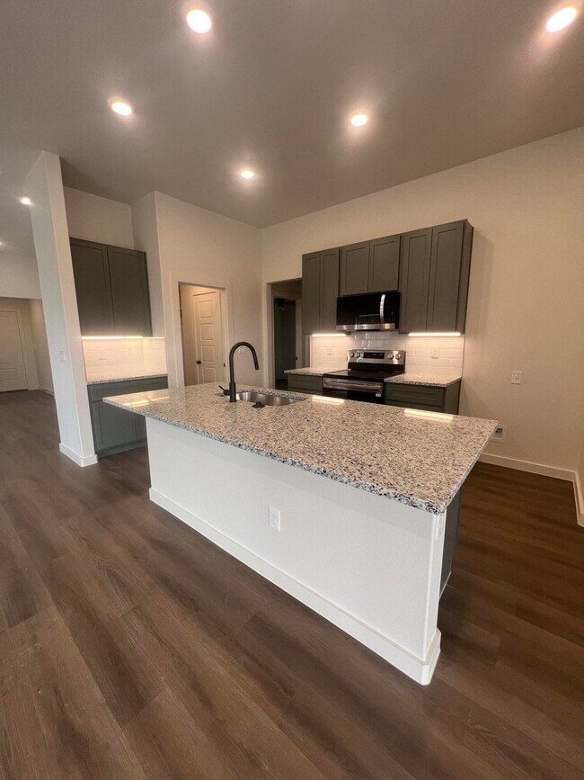 Building Photo - 3111 140th St