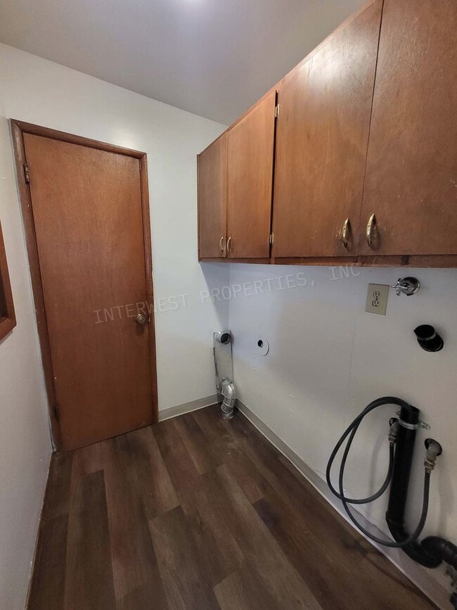 Building Photo - 3 Bd 1.5 ba Ranch Style Home in NE PDX With Washer/Dryer Hook-ups, Fenced Backyard & 2 Car Garage!