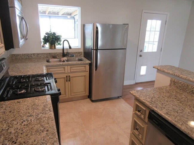 Building Photo - 409 S Palo Alto Ave