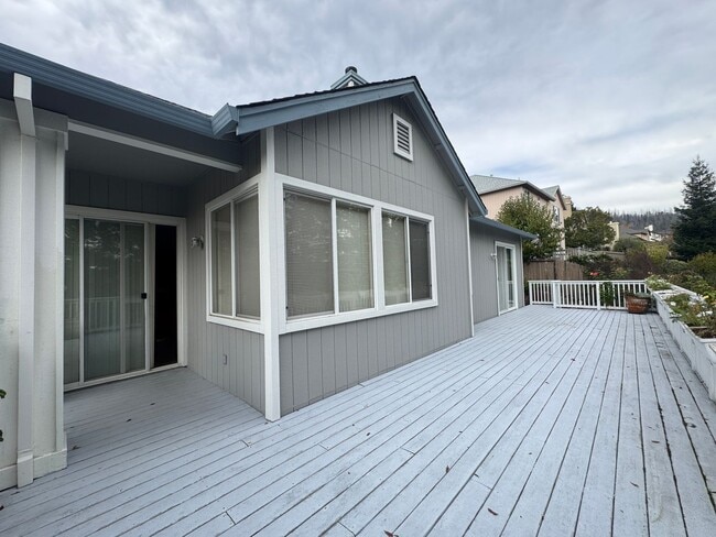 Building Photo - Skyhawk Single Level Beauty