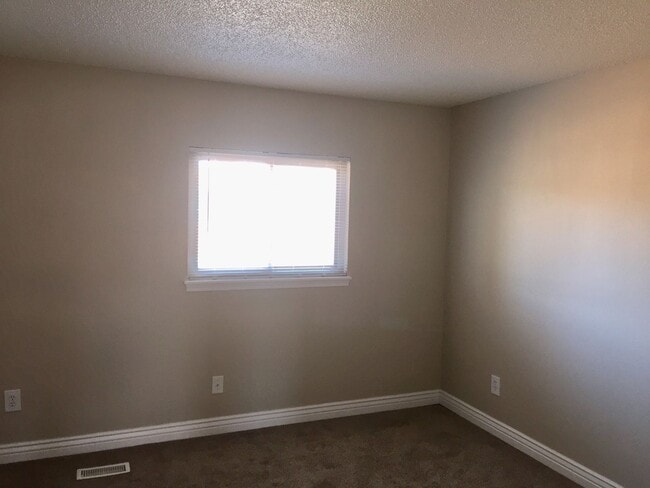 Building Photo - 8084 Lexington Park Dr