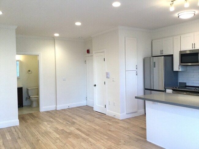 Building Photo - 633 Alma Ave