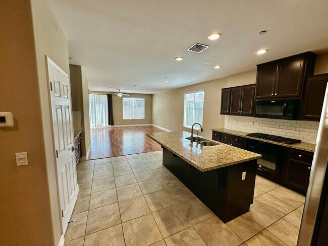 Building Photo - 2487 N Mountainside Dr