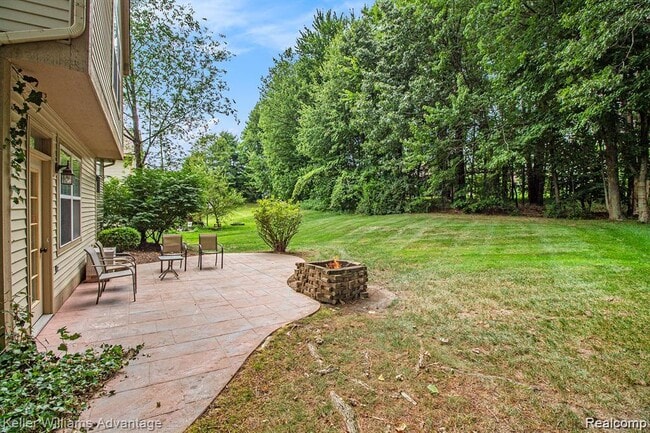 Building Photo - 130 Lakeshore Pointe Dr