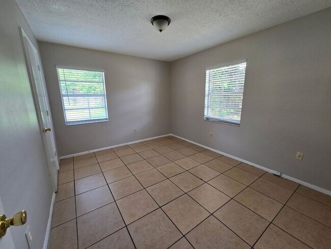 Building Photo - Cozy 2 bedroom/1 bath Duplex