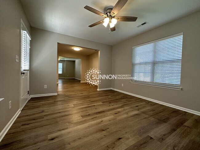 Building Photo - Newly Remodeled 5 Bed 2.5 Bath