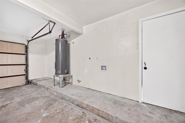 Building Photo - 2426 Woodsdale Blvd