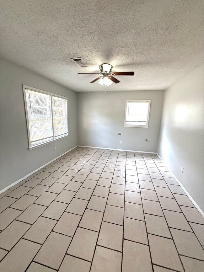 Building Photo - ** 3 Bedroom 2 Bath located in Highland Gardens ** Call 334-366-9198 to schedule a self tour