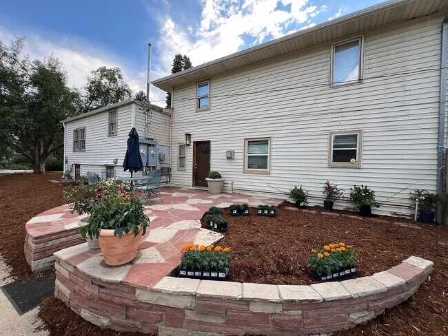 Building Photo - SHORT TERM RENTAL: Spacious 5+ Bedroom Home on the Hill! Available Now-July 24th 2026.