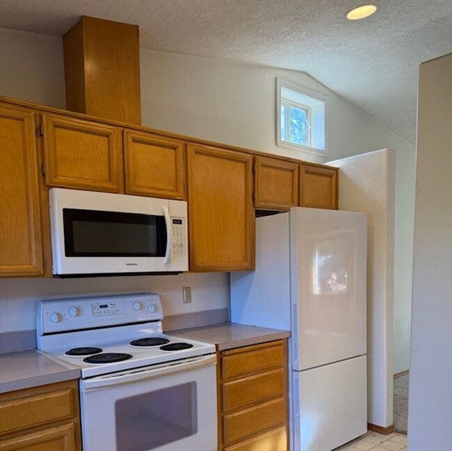 Building Photo - 3 Bedroom House Within Walking Distance to...