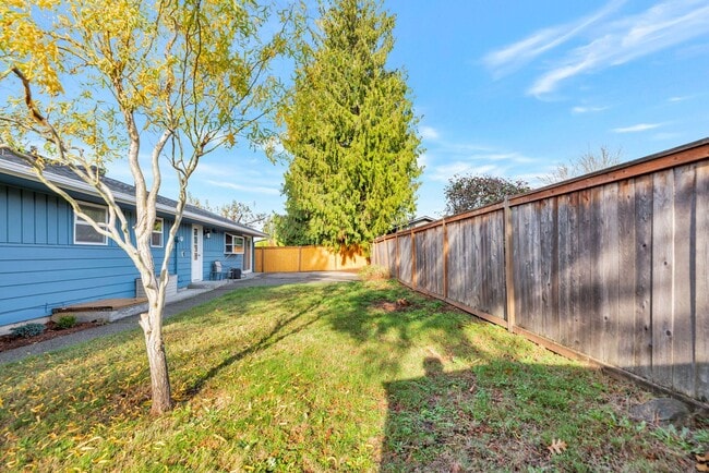 Building Photo - Woodridge Home 4bd 3ba great location!