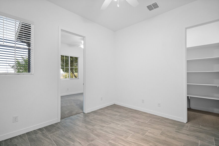Building Photo - 9738 E Tiburon Ave