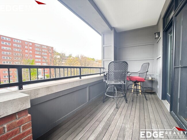 Building Photo - 1584 Beacon St