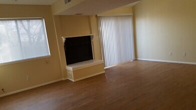 Building Photo - 2 Bedroom Condo in Country Club Villas